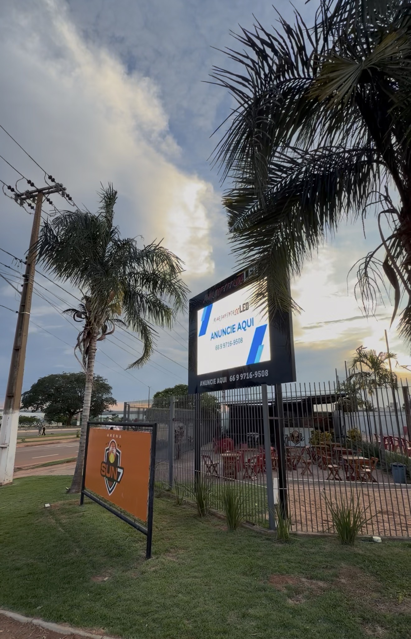 Painel de LED ao entardecer ao lado da pista de caminhada
