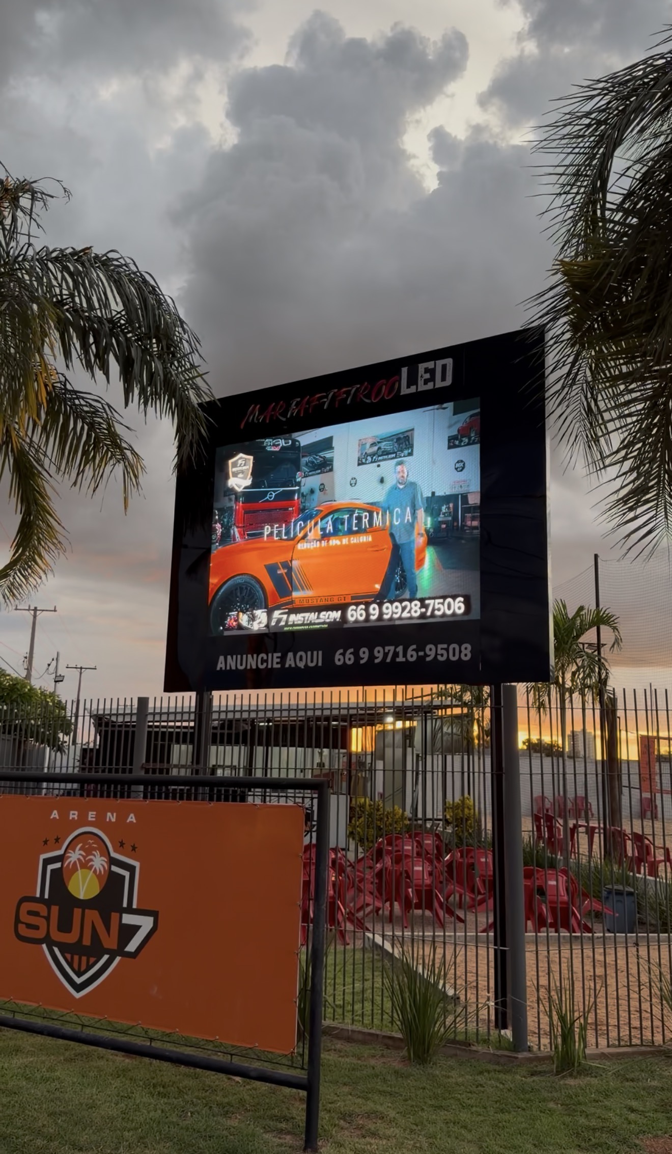 Painel de LED ao pôr do sol exibindo anúncio de película térmica