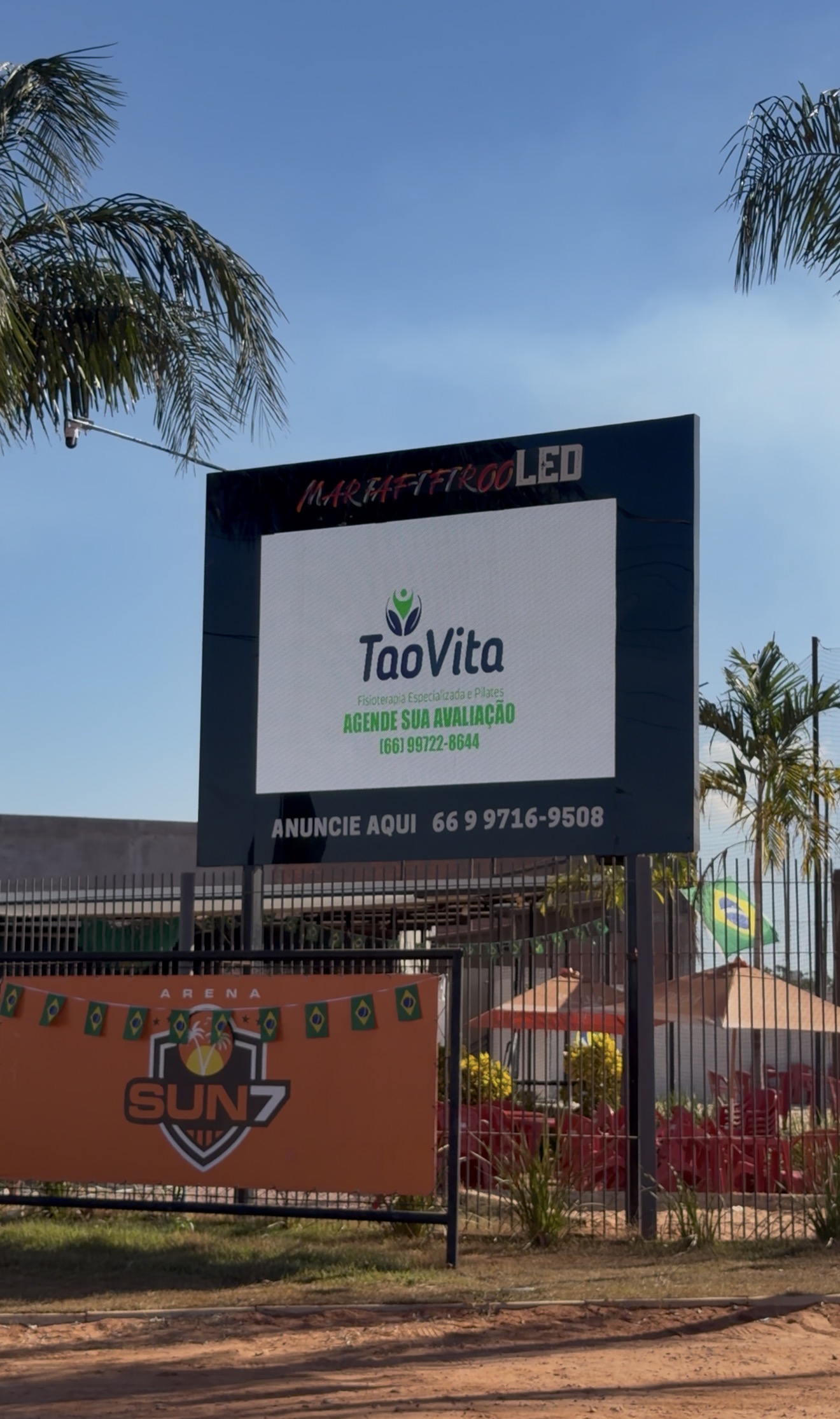 Painel de LED de dia exibindo anúncio da clínica TaoVita